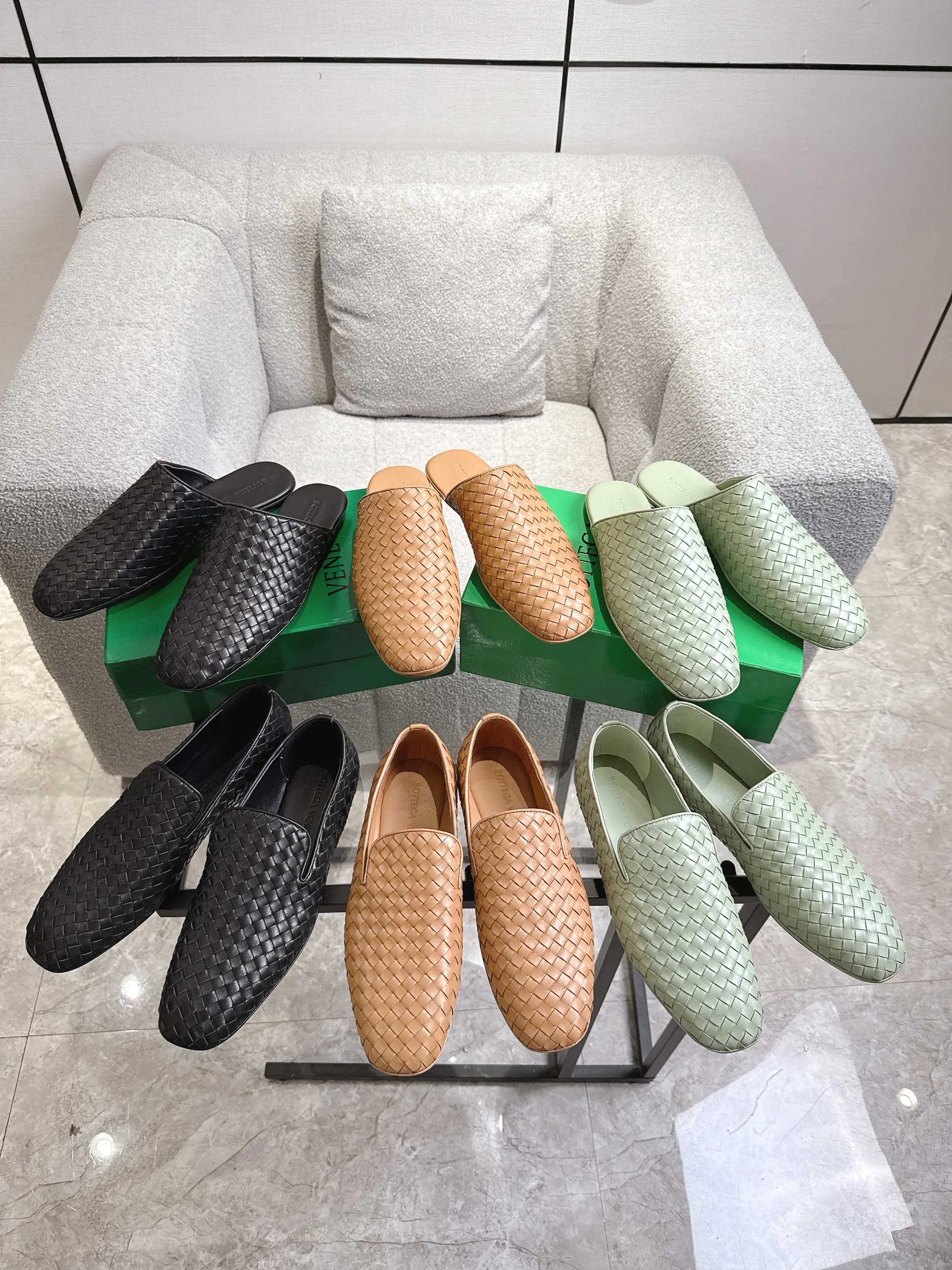 [BV] Top P: 760💰Size for couples: 35-44 (40.41 for women, 38 for men, 45.46.47, custom-made, non-returnable) Bottega Veneta 2025 autumn counter synchronized genuine leather outsole classic woven beanie shoes for couples, Bottega Veneta square-toe flat shoes, imported mixed sheepskin, imported sheep! Leather outsole! [Rose][Rose]! Purely hand-woven and operated, the original board is reproduced one-to-one! quality assurance!